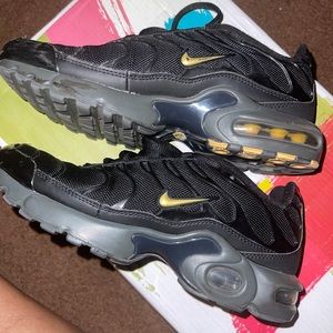 Women’s Nike sneakers. Used.